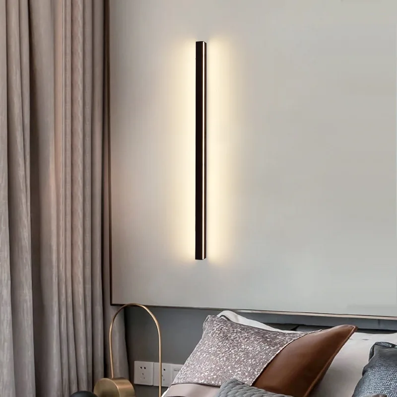 Minimalistická spálňa, nočná lampa, domáca dekorácia, extrémne úzka a predĺžená nástenná lampa, nástenná lampa pozadia, osvetlenie miestnosti