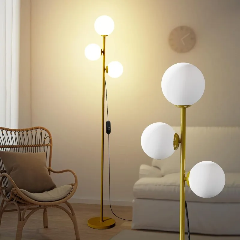 Moderná poschodová lampa v polovici storočia pre obývaciu izbu, 3 svetlá svetiel vysoké zlaté stojaté lampa s matnými sklenenými odtieňmi a žiarovkami