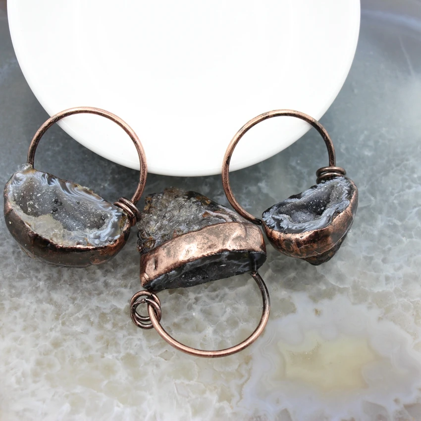 Mosadzný obruč Prírodné acháty Druzy Geode Pendants, Nepravidelné kúzla Šperky na krištáľový kremeň