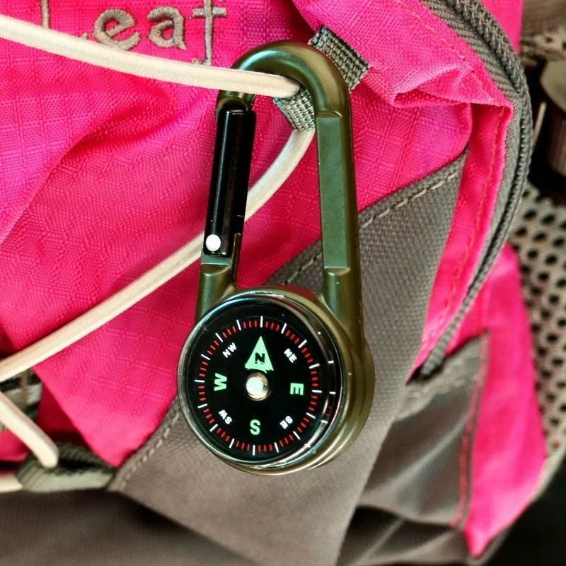 Multifunkčný inteligentný turistický kovový plastový karabín Mini kompas pre teplomer Keychain (náhodná farba)