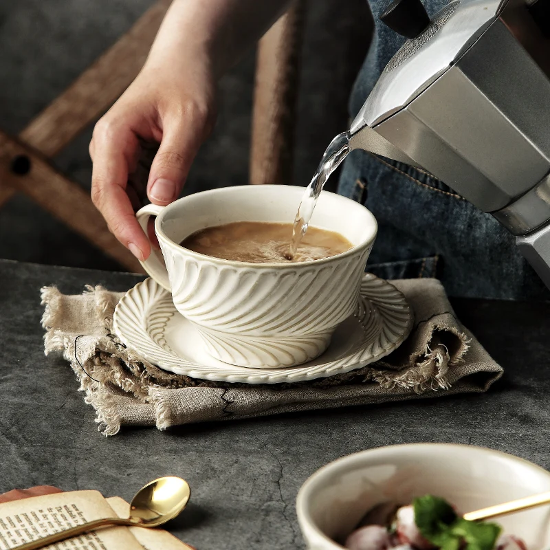 Muzity keramická šálka kávy a porcelát taniera jeden čajový set