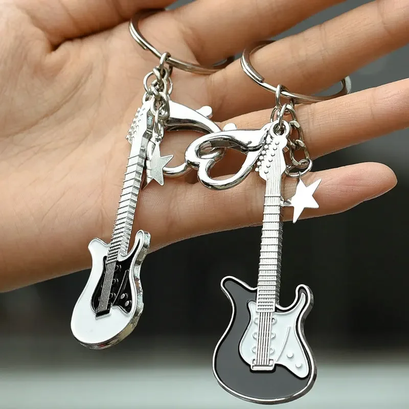 Muži dámske gitarové kľúče kľúče kľúče kľúče kúzla pre y2k pikantné dievča na gitar