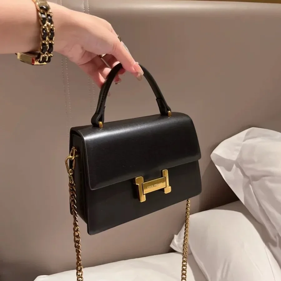 Módna high-end dojem kabelky malá štvorcová taška Nový 2024 Jeseň/zimná dámska taška na ramene Crossbody Overtabilná
