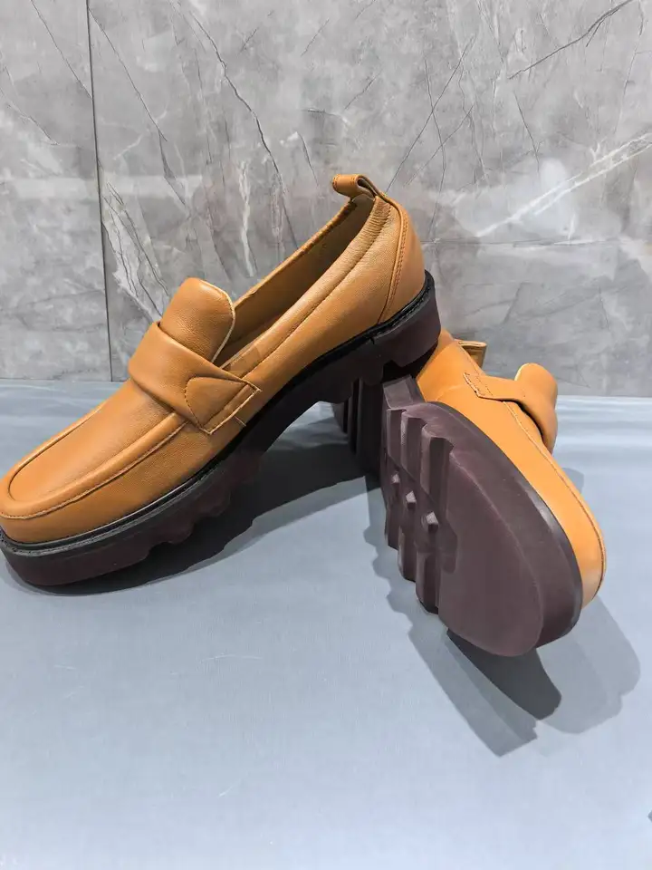 Módna pánska mäkká kožená topánky Hrubé zložené okrúhle prsty Pohodlné muži topánky Spring Jeseň Slip na čiernych hnedých voľnočasových topánkach