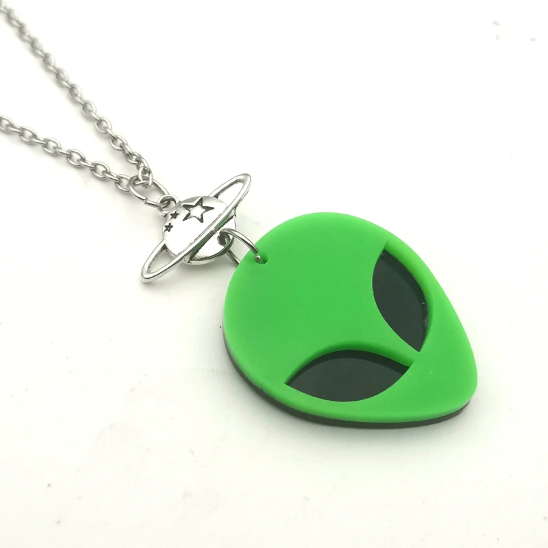 Módne ženy Alien Head akrylový náhrdelník, fluorescenčný zelený mimozemský náhrdelník / prieskumný náhrdelník / kawaii / pastelová gotika / UFO