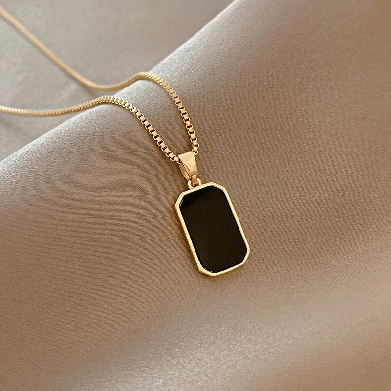 Módny štvorcový náhrdelník pre ženy Kórejský čierny geometrický prívesok Náhrdelník Golier Gold Color Chain Charm Party Darček