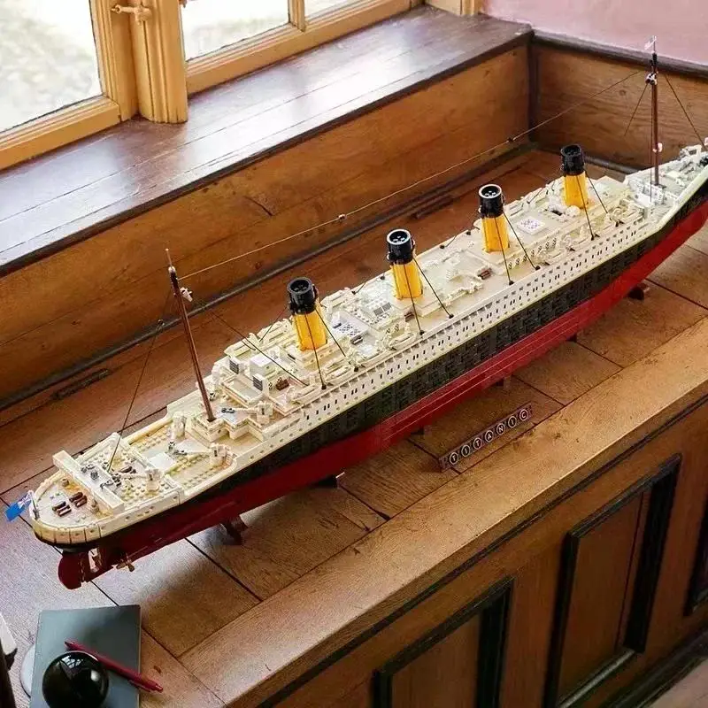 Na sklade 99023 Kompatibilný 10294 Titanic Large Cruise Loď parné lode Steamship Building Building Blocks Detské hračky milostné darčeky