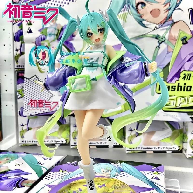 Na sklade Original Taito Hatsune Miku Figure Sport Fashion Ver Anime Action Figurine Miku Zberateľná socha bábiky Model hračky
