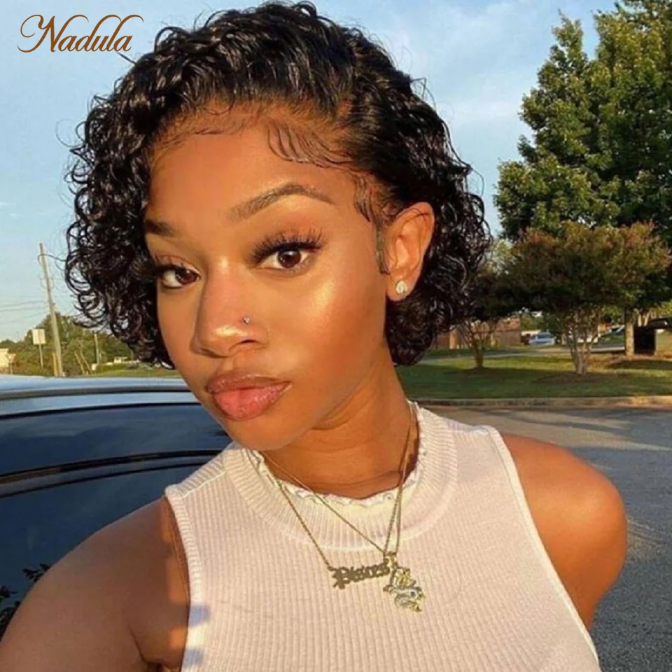 Nadula Hair 13x1 čipka parochňu Pixie Cut krátke kučeravé parochne pre ženy pre ženy 100% ľudské vlasy 6 palcov Wavy Afro Parochne