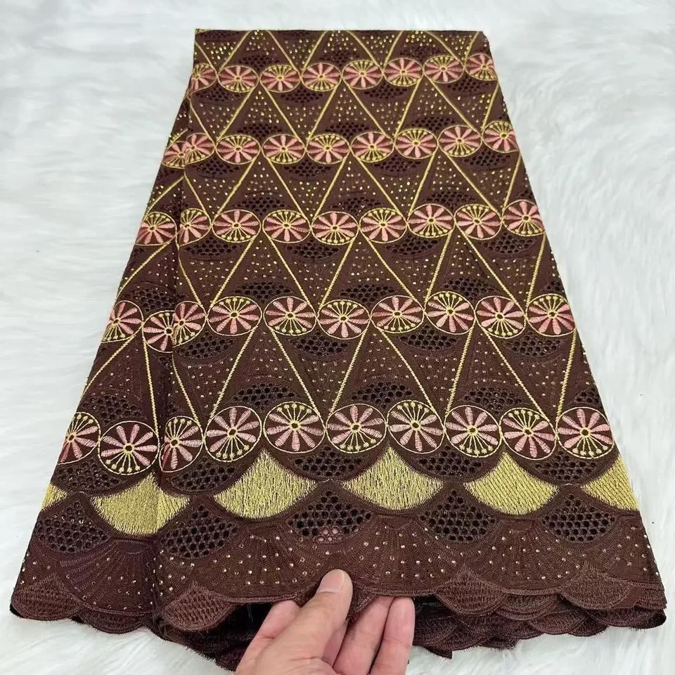 Najnovšia hnedá diera Cotton Swiss Voile Lace Tkanina 2025 Vysoko kvalitná autriche brode africká čipka tkanina pre párty šaty pyc2503