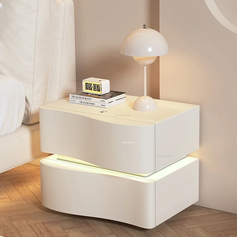 Nordické krémové nočné stolíky Moderný spálňový nábytok Light Luxusný drevený nočný stolík Jednoduchý domov s ľahkým skladovacím skrinkou