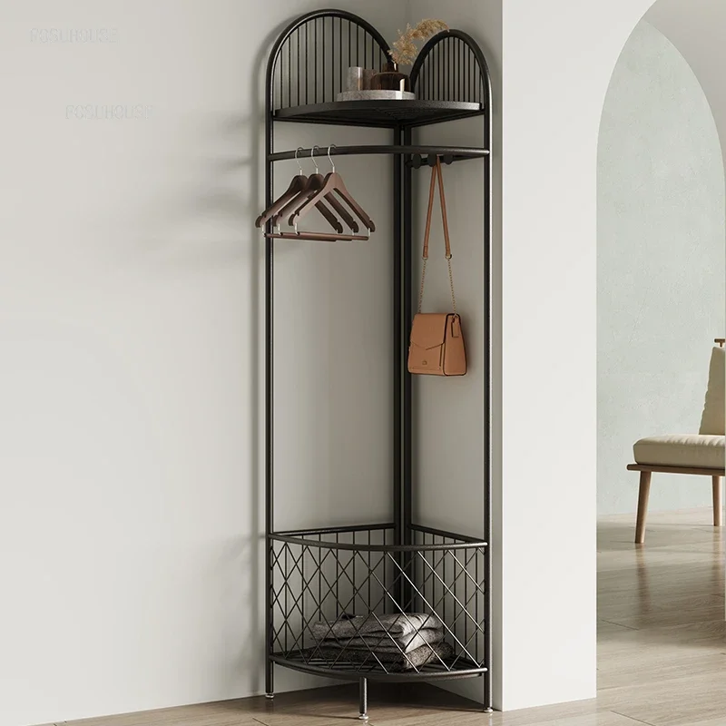 Nordické svetlo luxusné rohové kabáty stojany Spálňa na stenu rohový odev Simple Iron Domov Storage statív obývacia izba Nábytok n