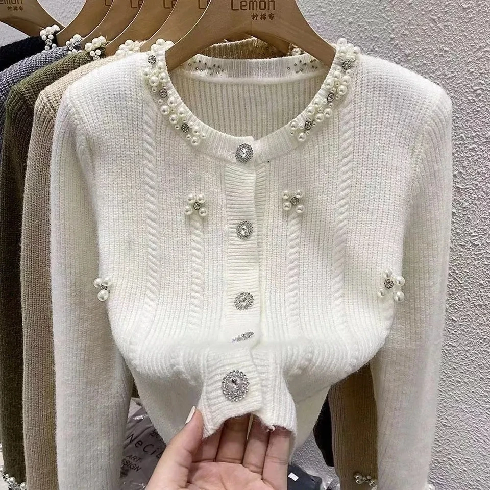 Nová jeseň a zima 2025 Dizajn Sense Short Women Pletená sveter Sweater Coat Cast Cast Temperament Ženská sveter bunda