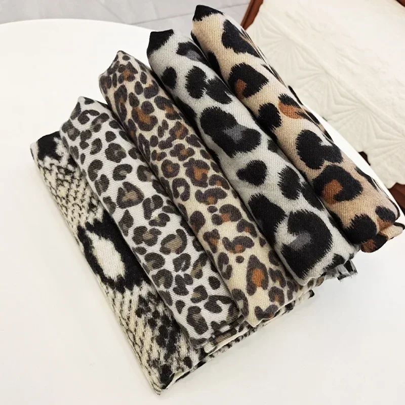 Nová leopardová tlač Imitácia Cashmere Teplý šál za studeným dekoratívnym dekoratívnym dvojitým použitím jesenná zimná šatka Ženy luxusné šál 200*80 cm