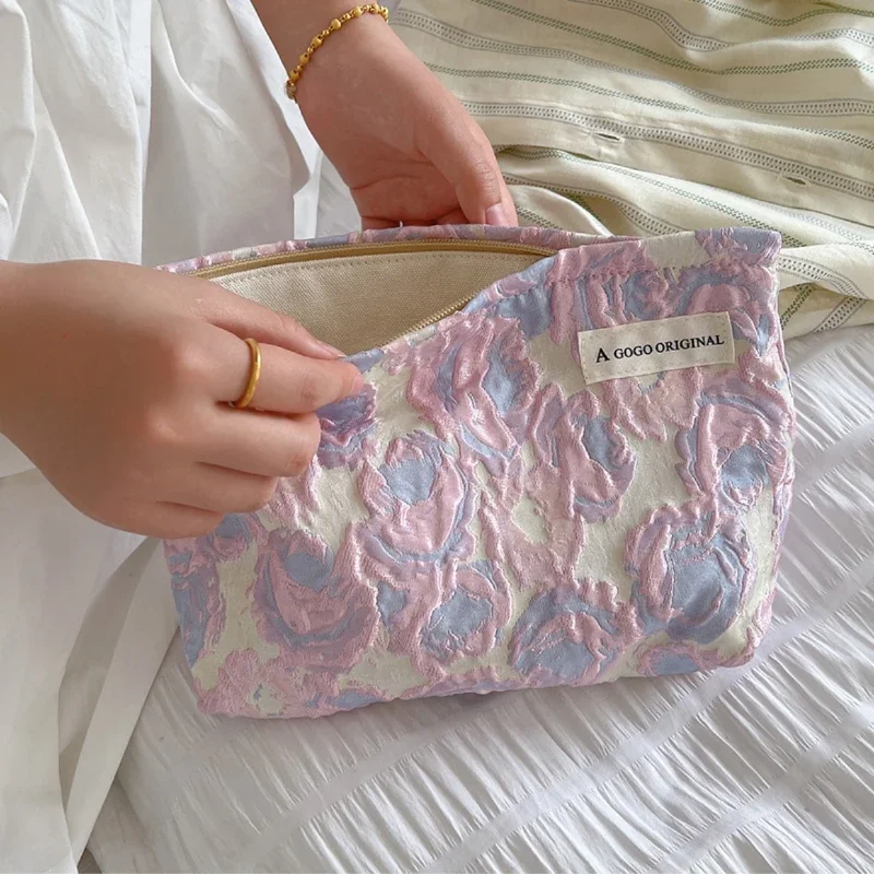 Nová ružová fialová ruža Jacquard Tabard Clutch Clutch Cosmetic Bag Women Prenosná veľká kapacita vrecka na make -up cestovné toaletné potreby organizátor