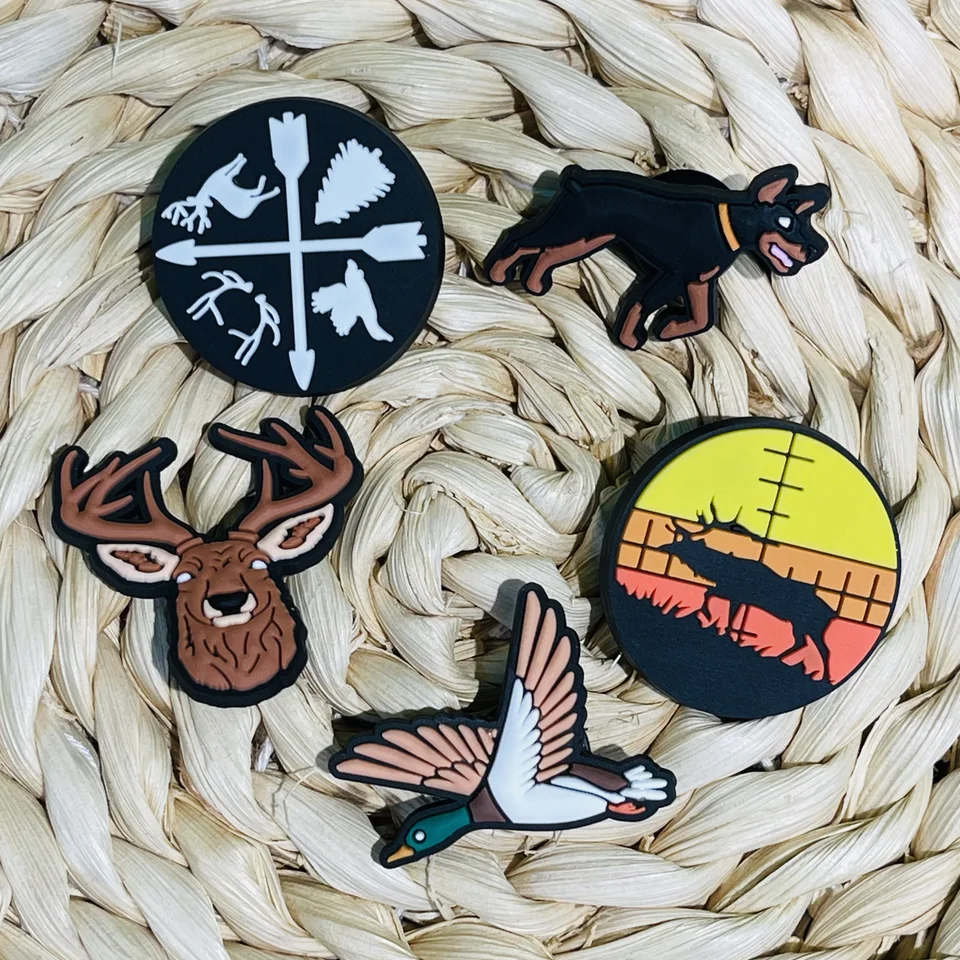 Nové 1-5ks lovecké psie jeleň vtáky šípka PVC PVC Charms Puckle Zavrené sandále topánky Decoration Plipper Doplnky Vianoce darčeky