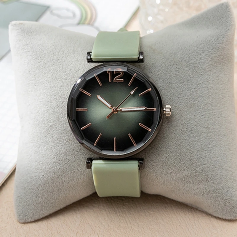 Nové dámske hodinky Móda jednoduchosť elegancia Digitálna stupnica Ženy sledujú kremíkovú pásku Quartz hodinky rellogio feminino náramkové hodinky