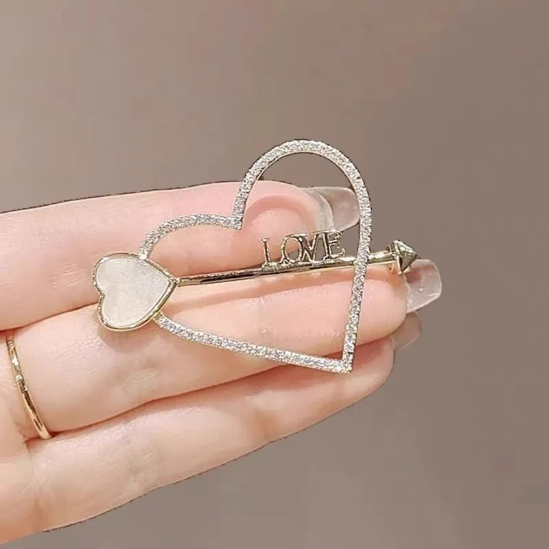 Nové módne srdce Letter kamienok pre ženy pre ženy Vynikajúce klopové pin odznaky odznaky korzetové šperky doplnky