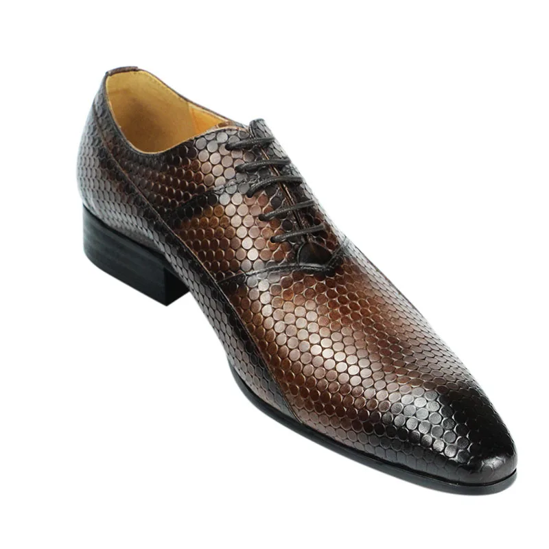 Nové módne topánky Men Summer britský štýl retro obchodné šaty Oxfords Upper Exquisite vyrezávané šnurovanie kožený muž topánky cn