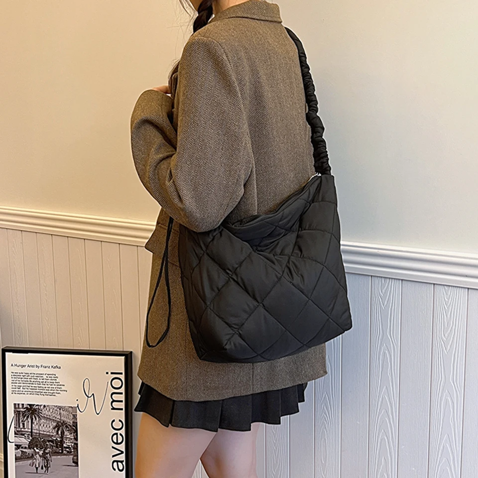 Nové prešívané vrecko na krížové telo pre ženy Kabelky Veľký Puffer Tote Ramer Bag Cotton Polded Preated Puffy Shopping Dámske tašky