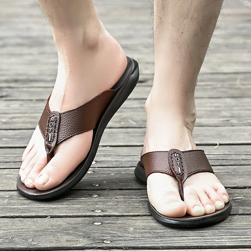 Nové v pánskych sandáloch Summer muži žabky žabky kĺzané kožené svetlo Pohodlné plážové topánky Outdoor flip flop Zapatos hombre