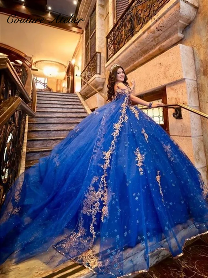 Nové v Royal Blue Light Gold Lace Lace Appliques Spagetti Quinceanera Šaty s šatami na plášťové šaty pre sladké 15 16 Prispôsobené