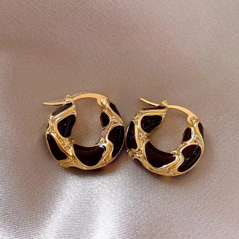 Nové vinobranie smaltované farebné kovové textúra Small Hoop náušnice pre ženy Trendy zlaté vyhlásenie Ear pracka kreatívne šperky