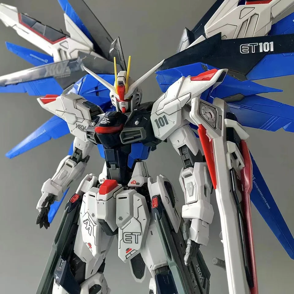 Nový Daban Mg 1/100 Strike Freedom Midnight Black Action Figure Pianxin Mg Model Model Kit Zhromaždenie detských hračiek Darček k narodeninám