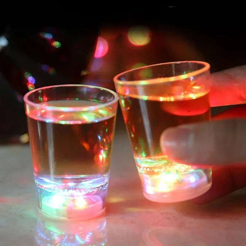 Nový farebný žiariaci šálka nalejte vodu a rozsvieti sa induktívny priehľadný šálka KTV Bar Color Color Change Pive Cup 50 ml