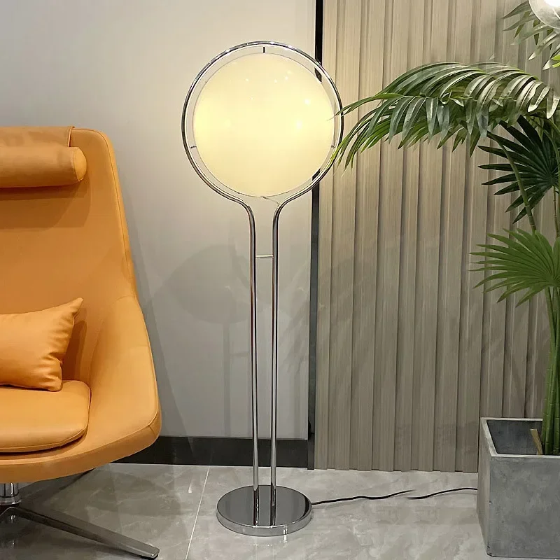 Nový štýl LED stojacia lampa chrómová kovová obývacia izba Hotelová izba podlahové svetlá biela akrylová guľa Domov