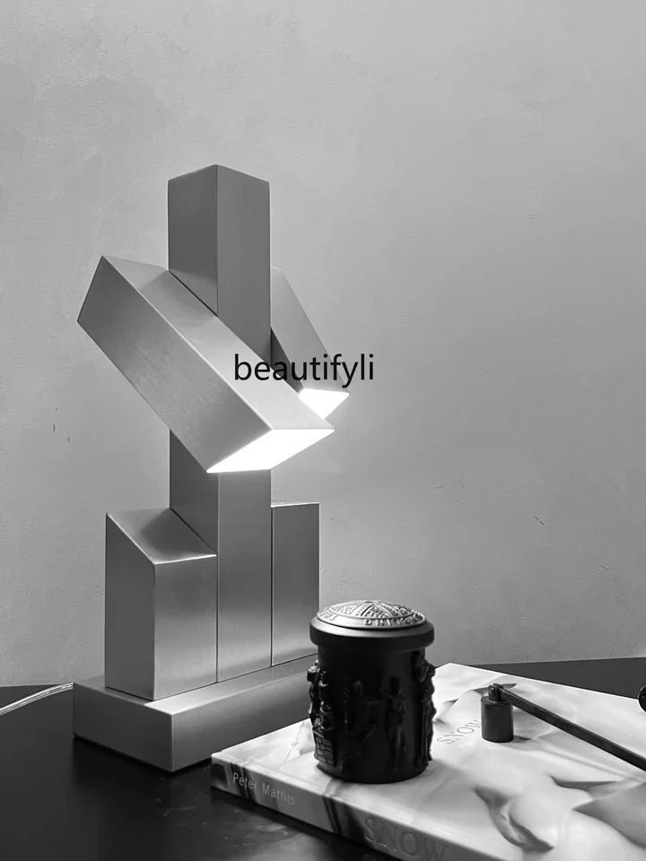NQ Interstelárny robot stredný Angnient Bauhaus kovová atmosféra stolovej lampy dekorácie Model miestnosť obývacia izba Štúdium kreatívne