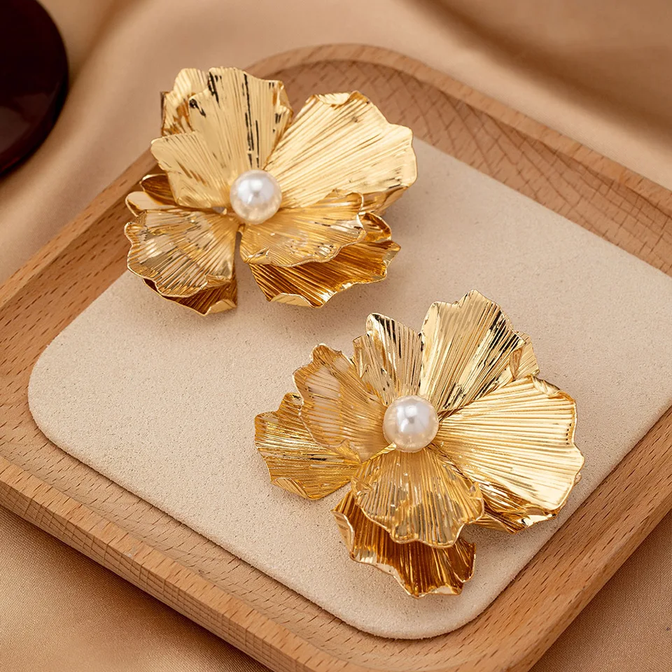 Náušnice pre ženy Prispôsobené módne simulácia Pearl Flower Shape Geometric Metal Ear Adsess Módne šperky DE147