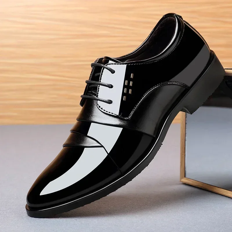 Obchodné muži topánky luxusné pánske šaty topánky patent kože Oxford pre mužov Oxfords obuv vysokokvalitnú kožu 2025