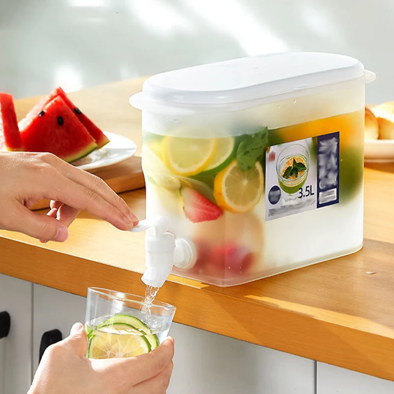 Ochladnite s našim 3,5L džbánom s dávkovačom chladničky s kohútikmi