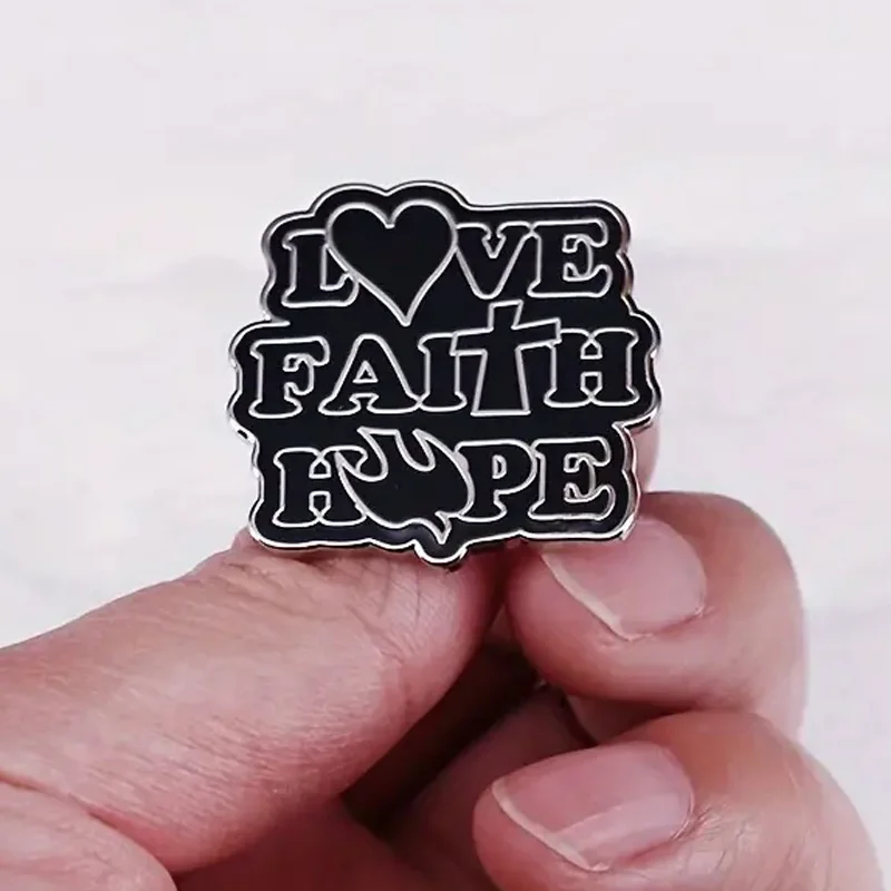 Odznak srdca Love Faith Hope pre mužov, roztomilá brošňa pre klobúky s látkami na batoh