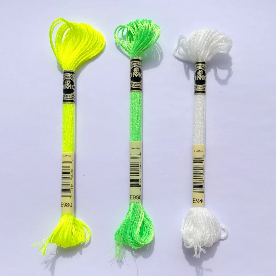 ONEROOM-FLUORESCETSE GLOW GLOW v tme, kovové vlákno E940, krížový steh, výšivka FLOSS DMC, E980, E990, 1PC