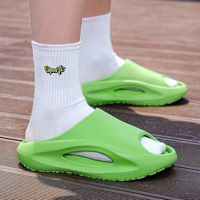 Originálna letná pláž Cros Summer Beach Sandals Pánske snímky záhradné neformálne topánky topánky Eva Outdoor Flip Flippers Muž Veľká veľkosť40-45