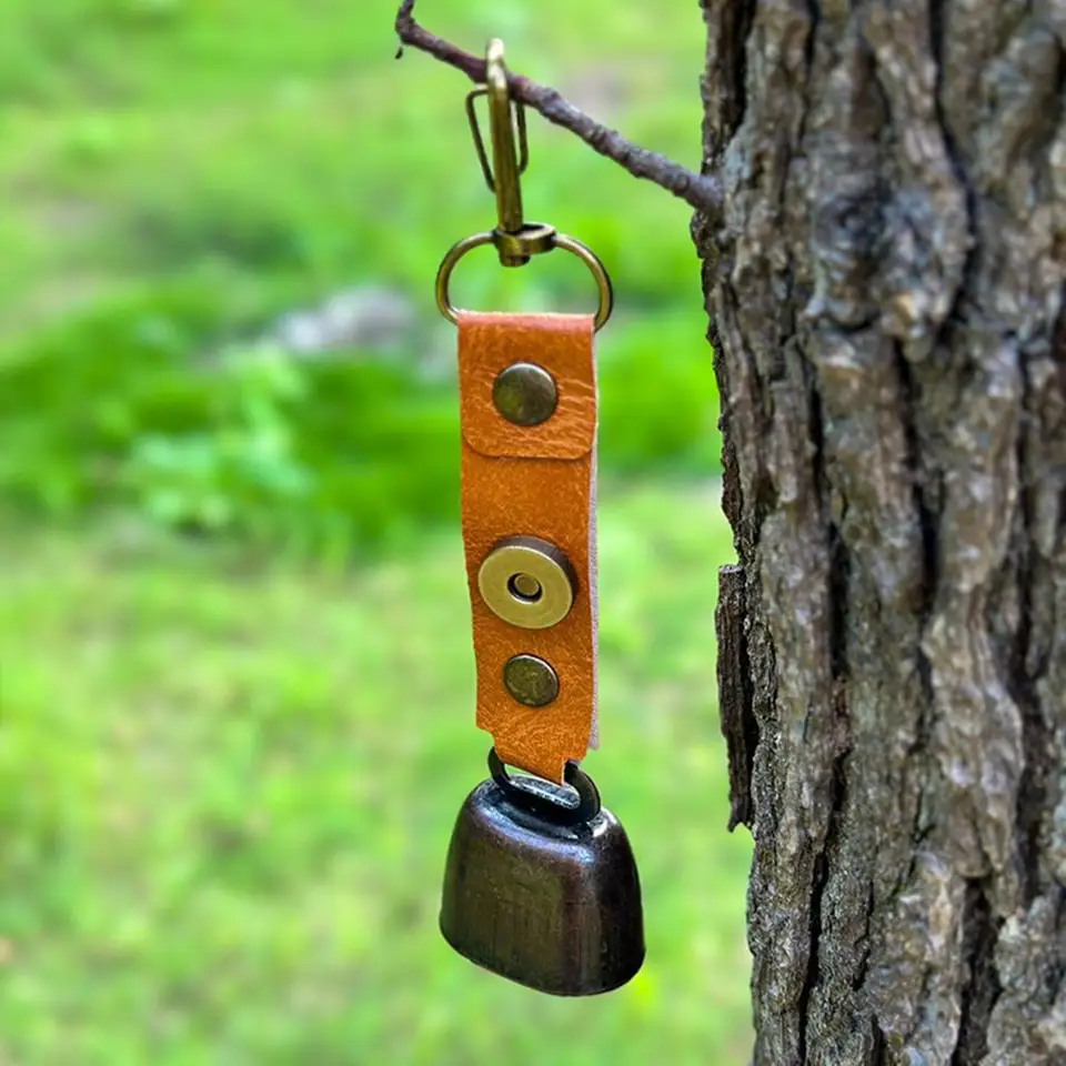 Outdoor Bell prívesok s hlasným číry zvuk, ktorý odrazí medveďa Faux Leath Bell zvonku vonkajší kemping odstrašujúci zvonček Ornament