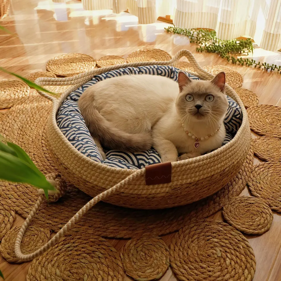 Ouzey 2024 Nový rattan tkanina mačka postele domáce hniezdo všetky sezóny Pohodlné spanie 35/40 cm mačka Nesk Round Cat House Puppy Dog Bed
