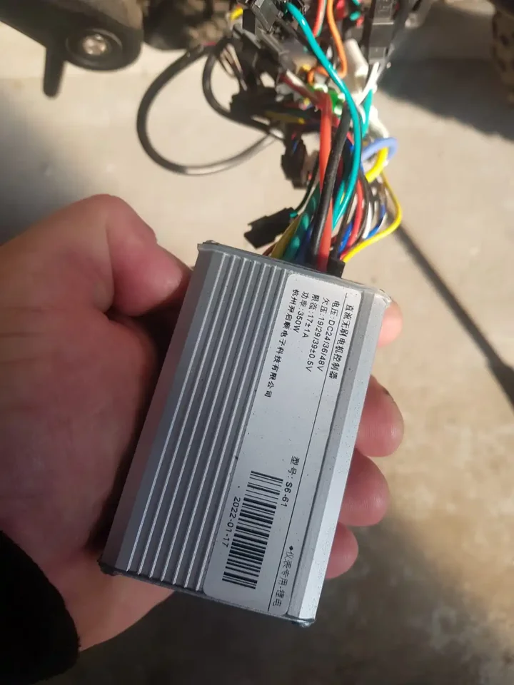 Ovládač 48v30a a jedna obrazovka pre Maxus XF19