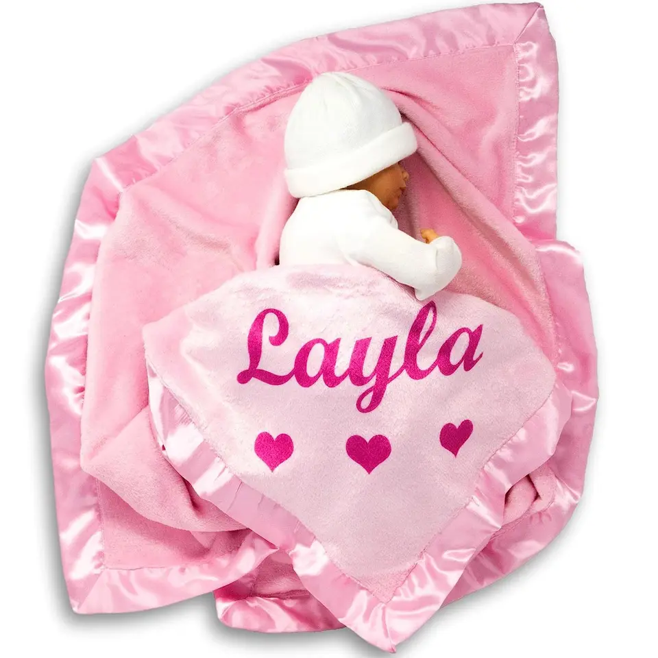 Personalizovaná detská prikrývka Solid flanel Vyšívaný saténový detský chlapec dievčatá mesačne swaddle kočík prikrývku dojčatá zábalové darčeky