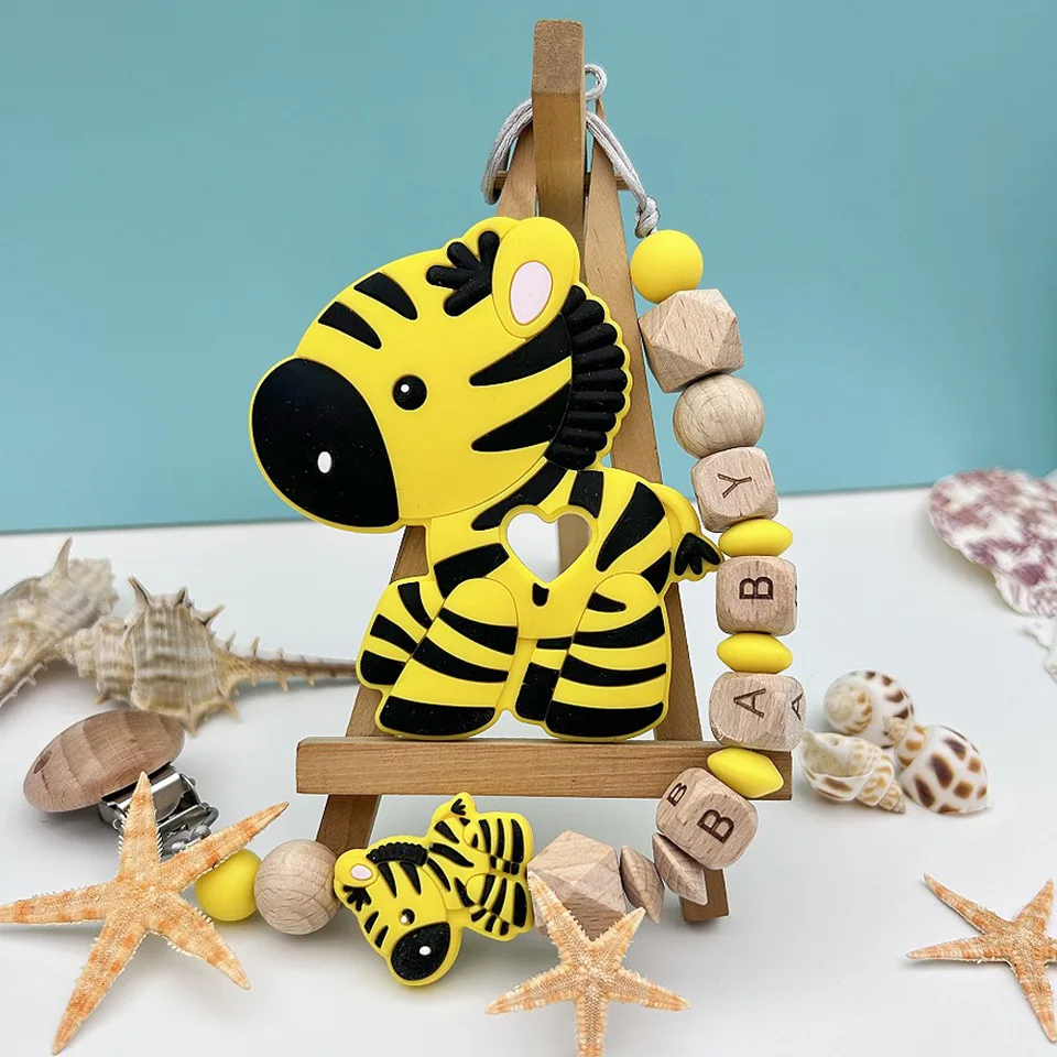 Personalizované anglické drevené listy Názov detská silikónová zebra prívesok cumier klipy Držiteľ držiak teeter baby kawaii hračky darčeky