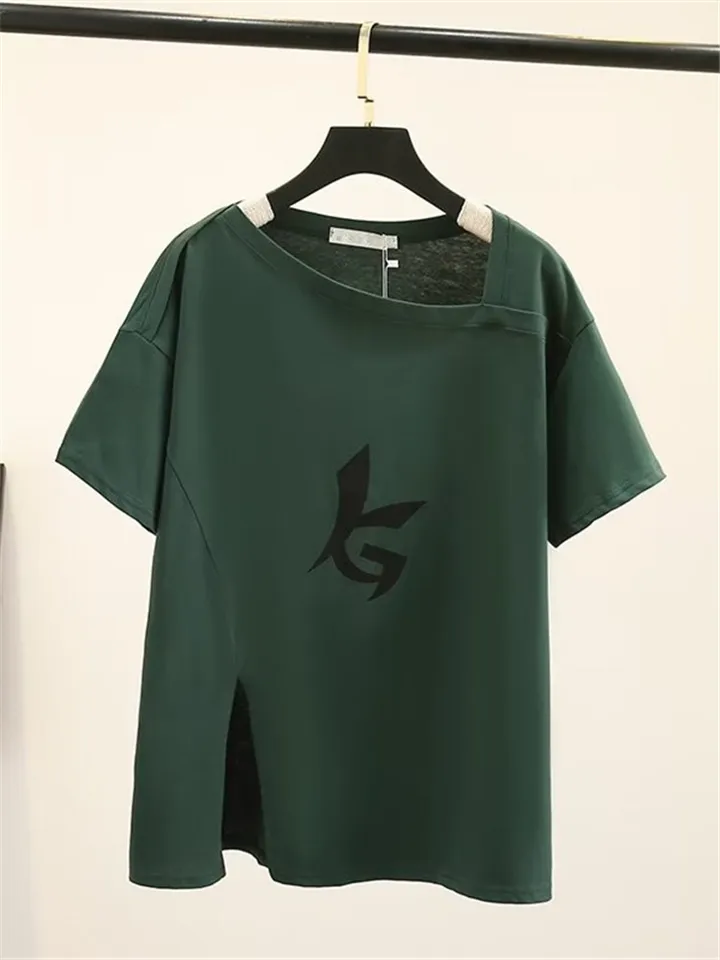 Plus veľkosť dámskeho odevného obojku letné pletené tričko s krátkym rukávom. Hemline je rozdelená a vytlačená monogram na prednej strane