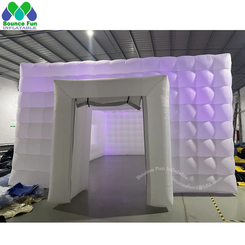 Ponáhľaný biely čierny vzduch nafukovateľný kockový stan s LED svetlami a oknami na svadobnú stranu Nočný klub Giant Outdoor Prenosný dom