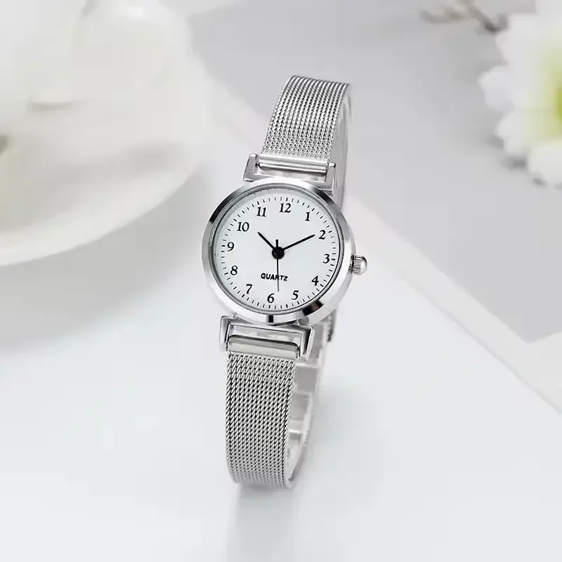 Populárna európska a americká ženská retro a trendy kórejská verzia minimalistických malých kruhových hodiniek pre každodenný život