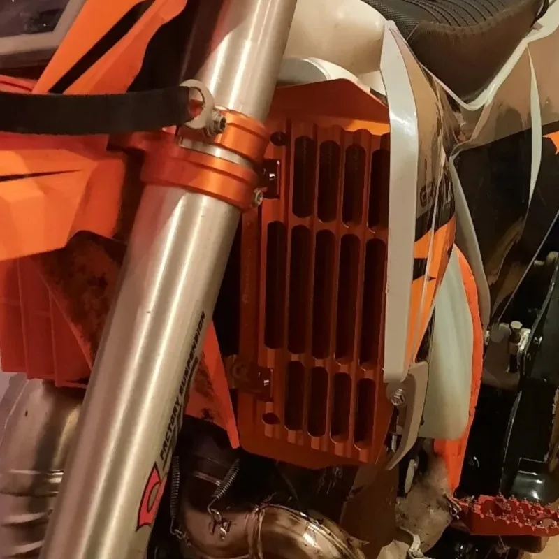 Pre Husqvarna FC FE FS FX 250 350 350S 450 501 2016 2017 2018 2019 2020 2021 2022 2023 Kryt chrániča ochranného krytu mriežky Radiator