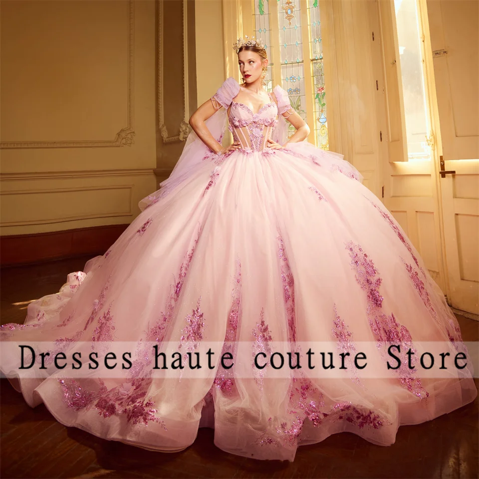 Princezná Pink Tulle Quinceanera Šaty 2025 Crystal Ball Gown s plášťom so sladkými 16 šaty narodeninové šaty prispôsobené
