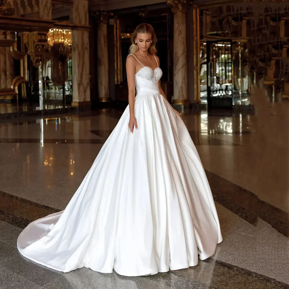 Prispôsobené 2025 Svadobné šaty nevesta špagety remienok Pearls Backless Satin Svadobné šaty pre ženy svadobné šaty