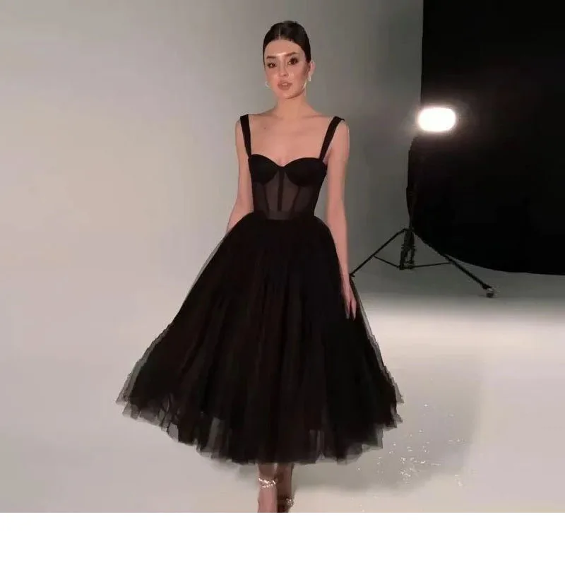 Prispôsobené elegantné malé čierne šaty špagety špagety exponované putá Prom Tulle Formálne príležitosti Hosťovská večerná noc