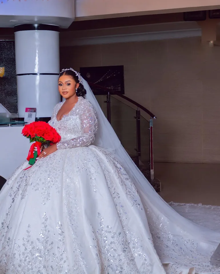 Prispôsobené luxusné plus veľké guľové šaty čipky Lace Flifrované svadobné šaty s dlhým rukávom Svadobné šaty korálkové Vestidos de Novia 2025